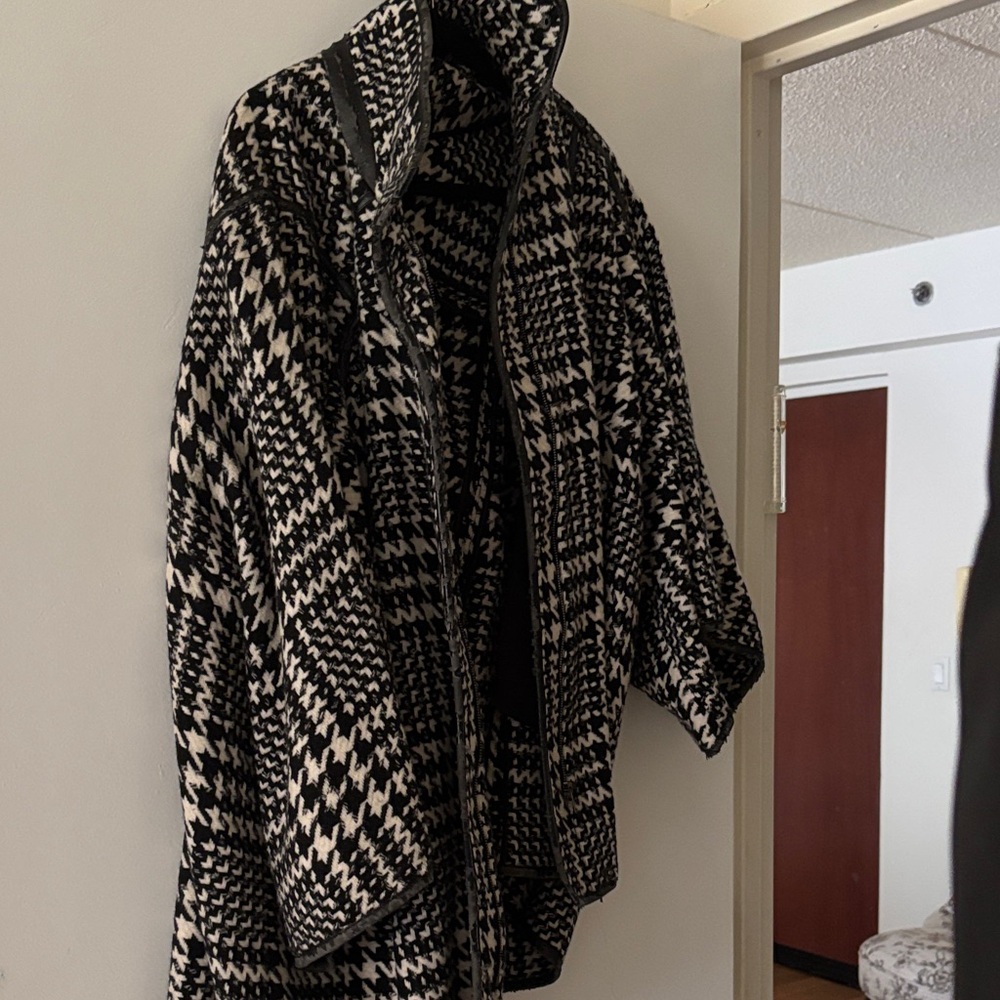 Parker Black and White Houndstooth Cape